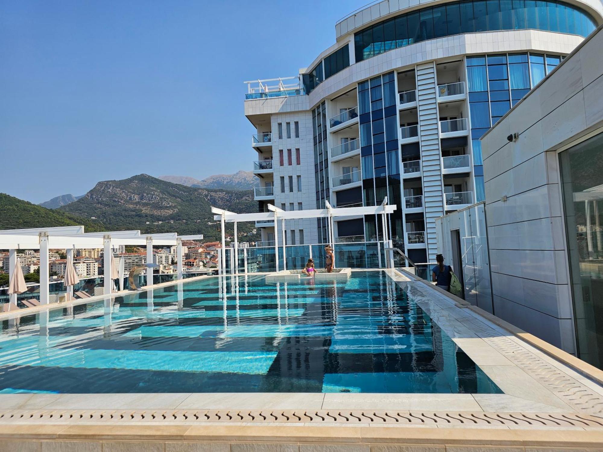 Apartments Menuet Budva Bagian luar foto